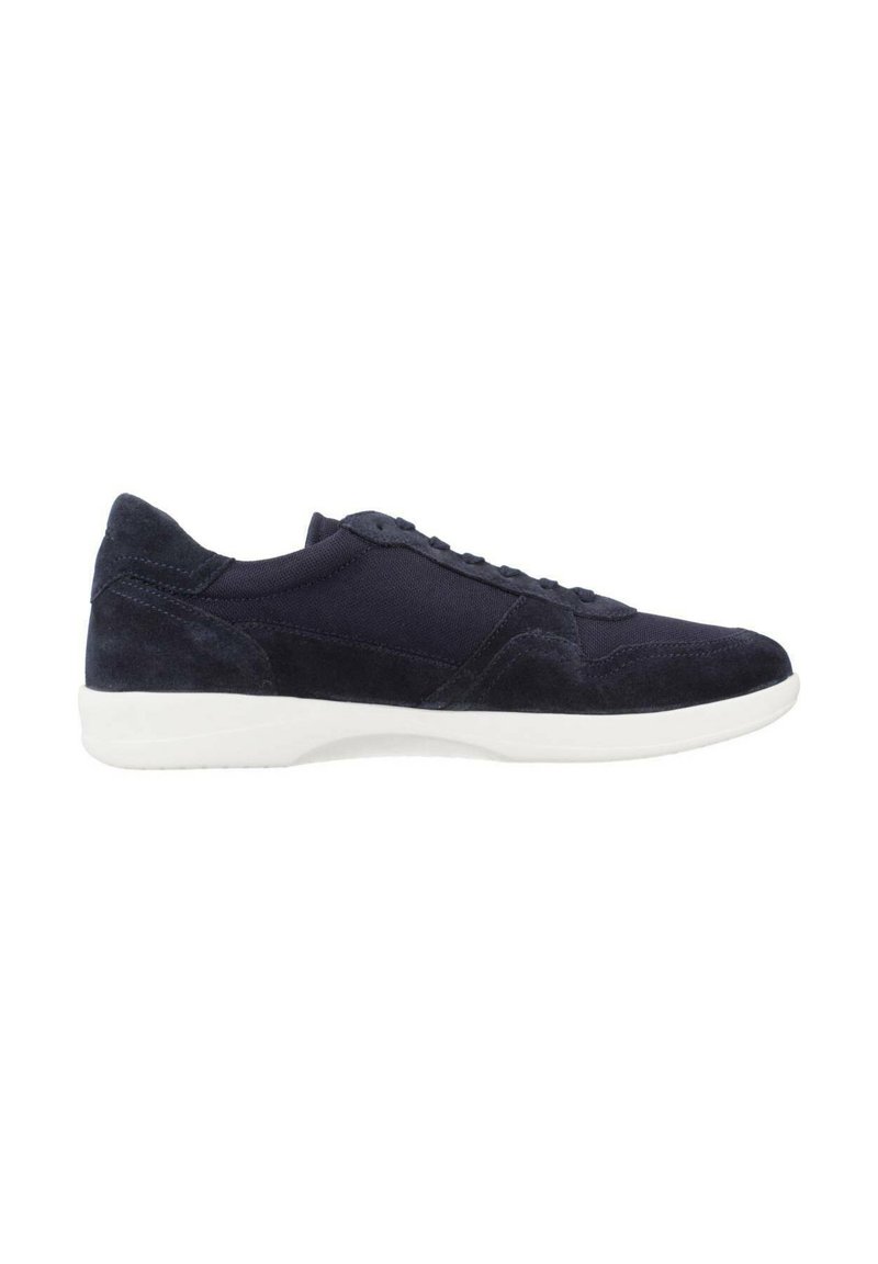 Zapatillas ante azul marino con un acabado texturizado y cuello acolchado, con suela de goma blanca y diseño minimalista de cordones.