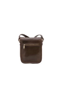 Borsa a tracolla in pelle marrone con una texture liscia, dotata di una tasca frontale con zip, tracolla regolabile e angoli arrotondati.