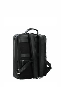 Sac à dos noir avec un corps en cuir texturé et des panneaux en maille, de forme rectangulaire, avec des bretelles réglables doubles et une poignée supérieure.