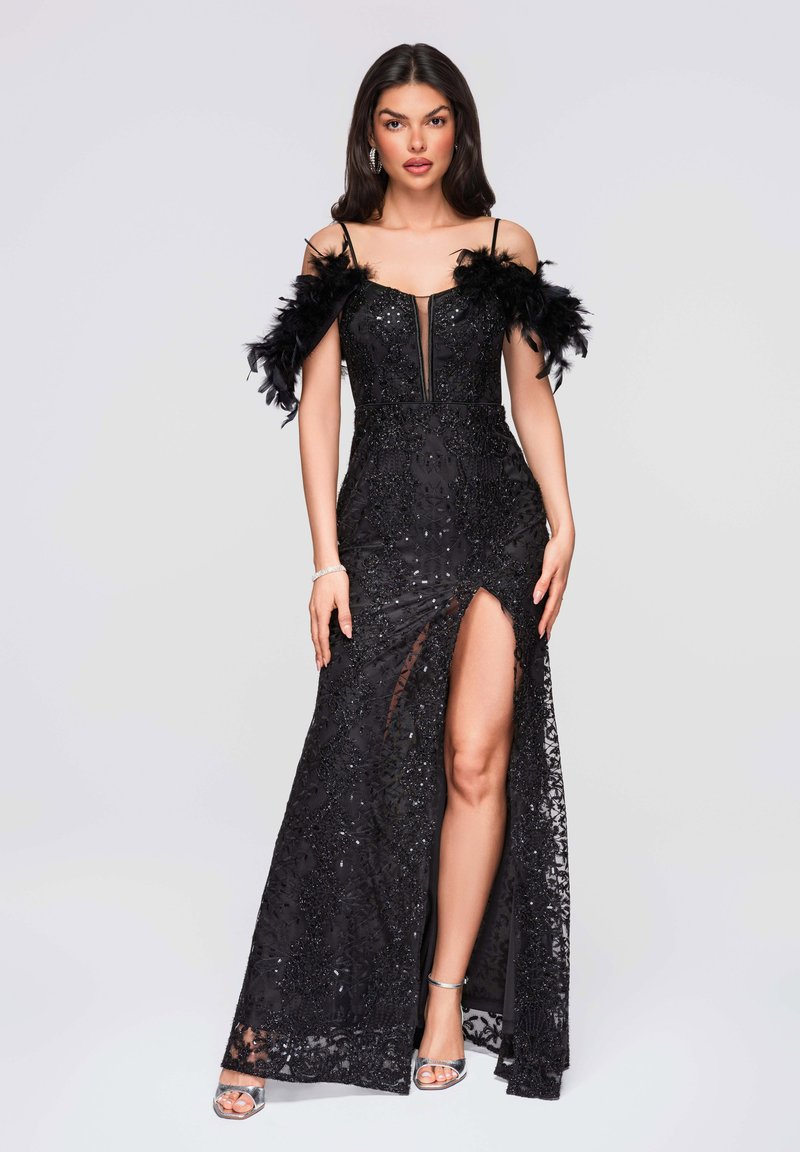 Robe de soirée noire en sequins avec accents d'épaule dénudée en plumes, corsage ajusté et fente haute sur la cuisse. Jupe longue et fluide avec une texture en dentelle complexe.