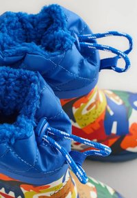 Blauwe waterdichte laarzen met een gewatteerde structuur, fleece voering en kleurrijke patronen met dieren thema. Voorzien van blauwe veters en een trekkoordsluiting.
