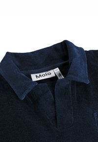 Granatowa koszulka polo wykonana z miękkiego frotté z kołnierzem typu kent i trójguzikowym zapięciem, z metką z napisem "Molo".