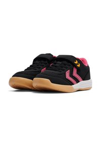 Baskets de sport noires avec tige en mesh, accents roses et logo orange. Comprend une sangle à crochet et boucle, semelle en caoutchouc avec motif de traction.
