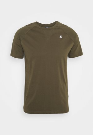 T-shirt à manches courtes vert olive en coton. Doté d'un col rond, de manches raglan et d'un petit logo sur le côté supérieur gauche.