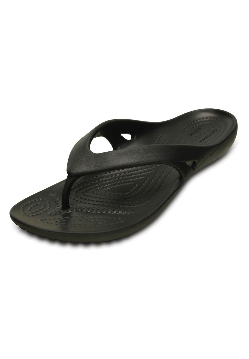 Chancla de goma negra con cojín, suela texturizada y tira en forma de V ancha sobre fondo blanco.