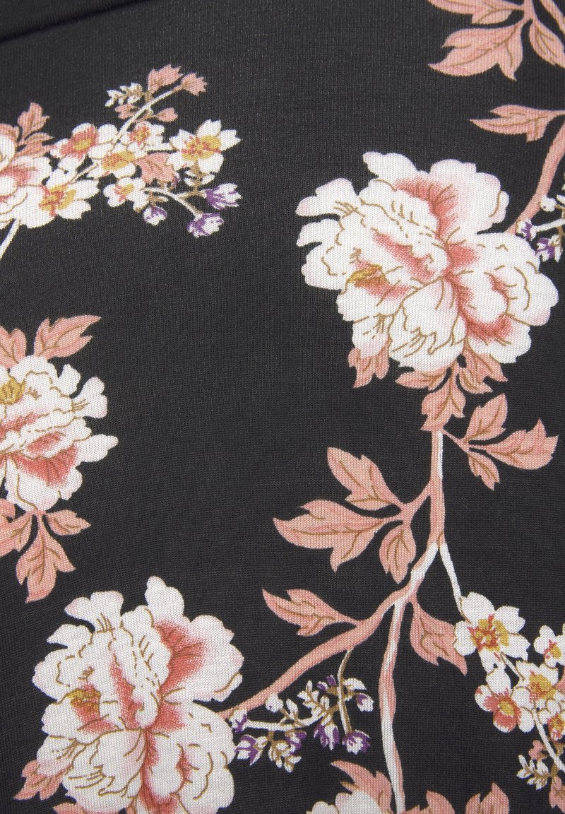 Tissu noir avec un motif floral comportant de grandes fleurs blanches et roses, des feuilles roses et de petites fleurs violettes et jaunes.