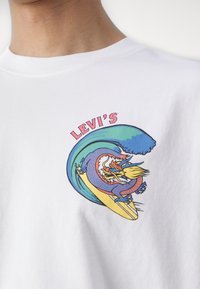 Levi's® VINTAGE FIT GRAPHIC - Print T-shirt - white