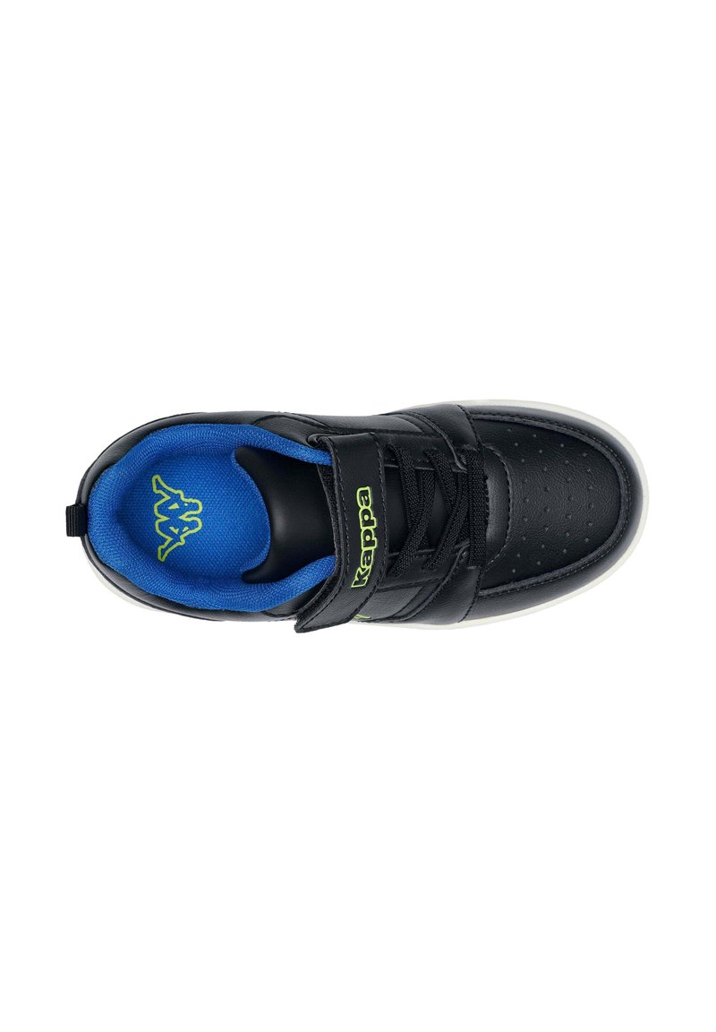Zapatilla deportiva negra con parte superior de cuero perforado, interior acolchado azul, correa ajustable y suela de goma blanca. Presenta un logo en verde neón.