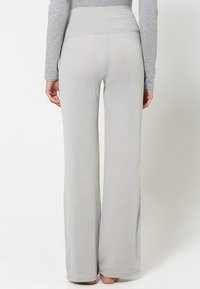 Lichtgrijze, wijde broek met een gladde textuur en hoge tailleband, voorzien van een subtiele glans zonder zichtbare patronen of versieringen.