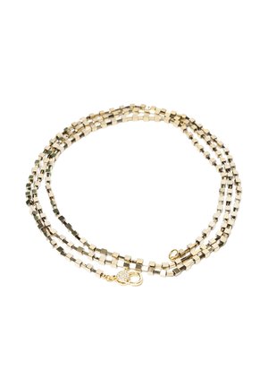 Naszyjnik z trzech złotych splotów z małymi kwadratowymi ogniwami i złotym zapięciem ozdobionym okrągłym, błyszczącym zawieszkiem.