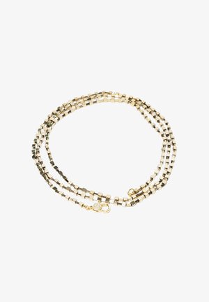 Naszyjnik z trzech złotych splotów z małymi kwadratowymi ogniwami i złotym zapięciem ozdobionym okrągłym, błyszczącym zawieszkiem.