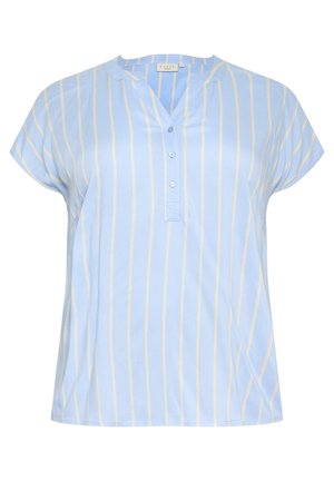 Jasnoniebieska bluzka z krótkim rękawem, z pionowymi białymi paskami, z zapięciem na guziki i luźnym krojem. Miękka tkanina o gładkiej teksturze.