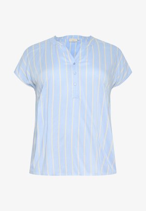 Jasnoniebieska bluzka z krótkim rękawem, z pionowymi białymi paskami, z zapięciem na guziki i luźnym krojem. Miękka tkanina o gładkiej teksturze.