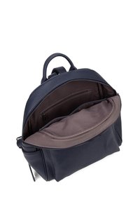 Sac à dos en cuir marine avec une forme arrondie, doté d'un compartiment principal zippé, d'une doublure marron et d'une poche intérieure.