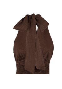 Brązowy top na szyi z zapięciem na plecach, teksturowana tkanina i marszczony detal w pasie. Prosty, elegancki kształt z miękkimi fałdami.