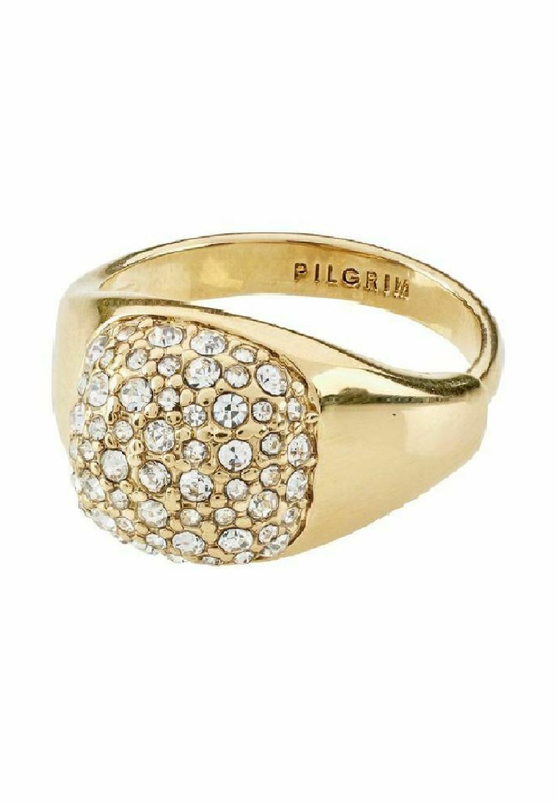 Bague dorée avec un plateau épais et carré présentant un cluster de strass ronds et transparents fixés sur une surface texturée. Marquée "PILGRIM."