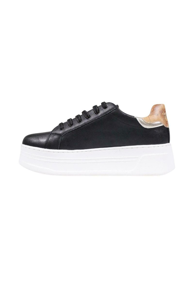 Sneaker nera con tomaia in pelle lucida, suola piatta bianca, lacci neri e un accento testurizzato sul tallone. Design della punta rotonda.