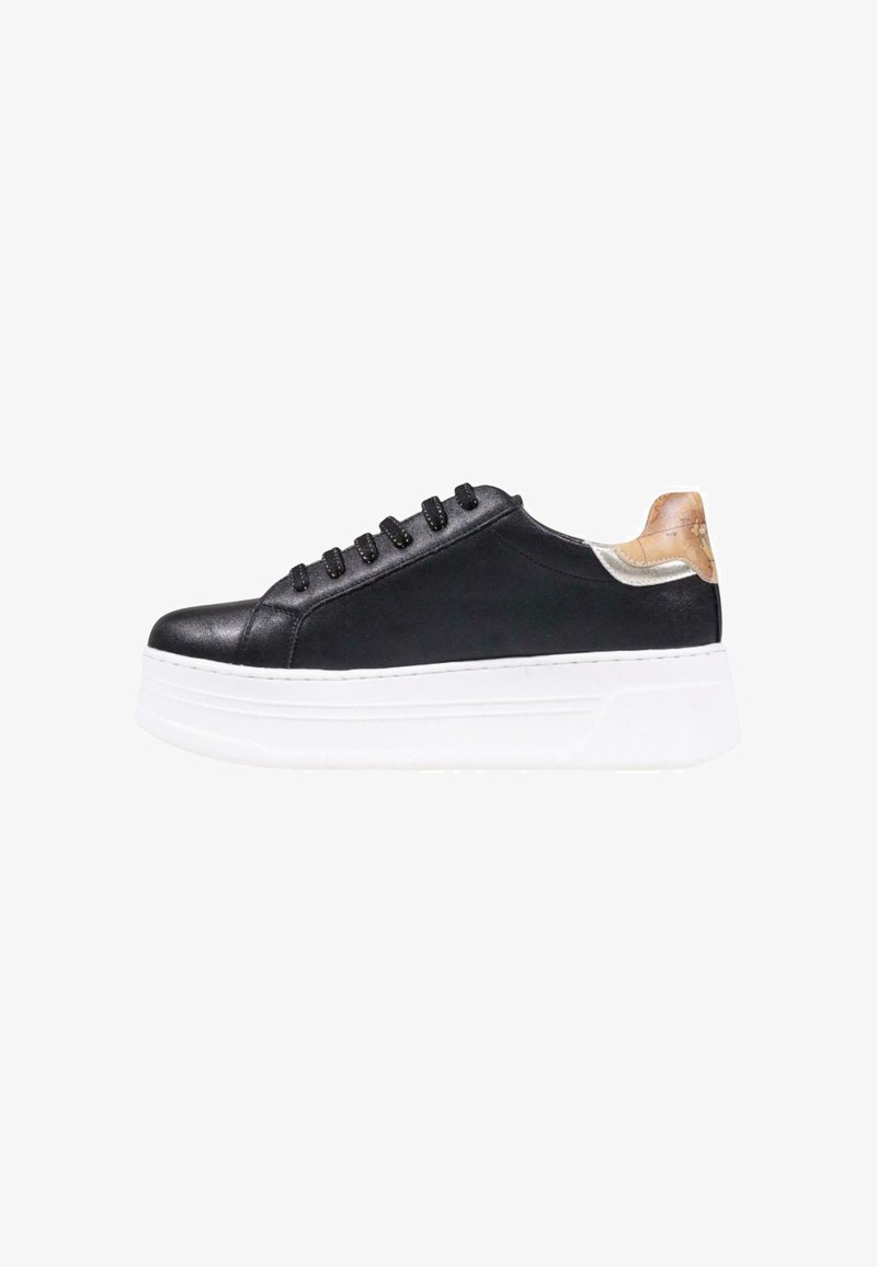 Sneaker nera con tomaia in pelle lucida, suola piatta bianca, lacci neri e un accento testurizzato sul tallone. Design della punta rotonda.