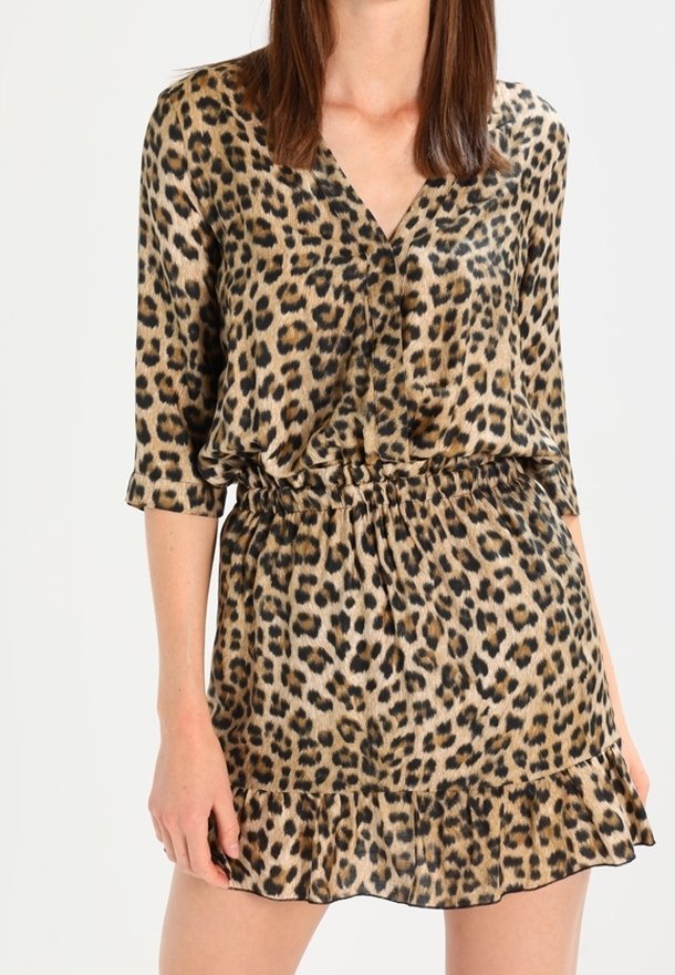 Leopardenmuster Kleid aus weichem Stoff mit tiefem V-Ausschnitt, Dreiviertelärmeln, elastischem Taillenbund und Rüschensaumdetails.