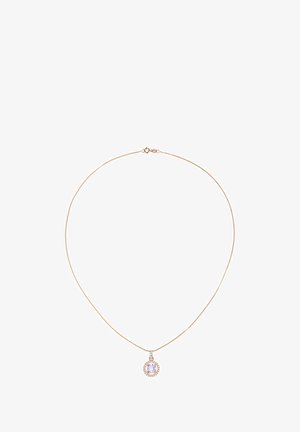 Auksuotas vėrinys su plona grandinėle ir apvaliu šviesiai rožiniu brangakmeniu pakabuku, apsuptu mažų skaidrių akmenėlių.