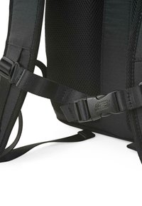 Correa de mochila negra con acolchado de malla texturizada, cintas de nylon ajustables y una hebilla de plástico duradera con detalle del logotipo.