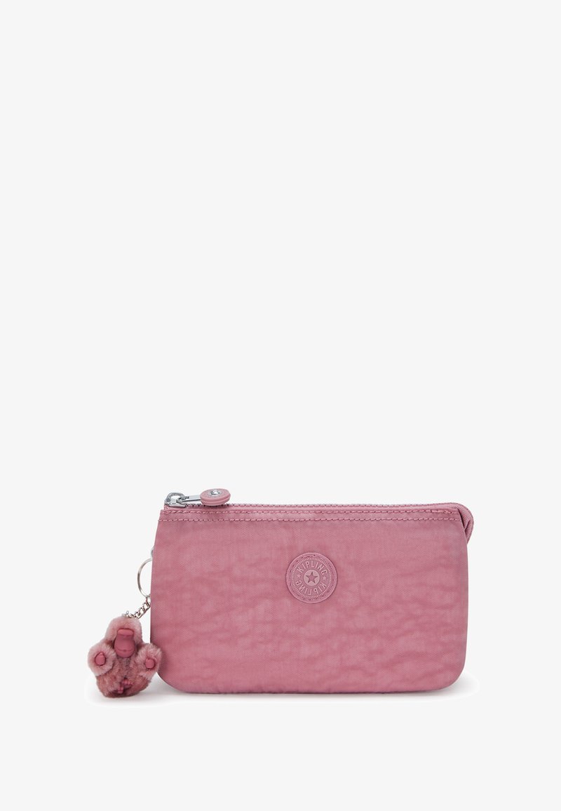 Borsa rettangolare rosa in tessuto con zip, dotata di un piccolo portachiavi a forma di scimmietta pelosa attaccato e una toppa circolare con logo sul fronte.