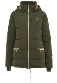 Olivgrön pufferjacka med huva, frontdragkedja, tv å dragkedjefickor och en bröstficka. Har kontrasterande tyg på ärmarna.