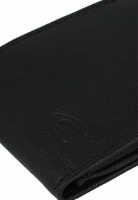 Zwarte leren portemonnee met een gestructureerd oppervlak, een gegraveerd logo en nette stiksels langs de randen. Opvouwbaar ontwerp met een glad interieur.