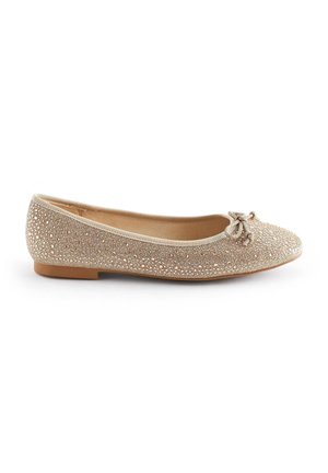 Ballerinaskor i beige med en texturerad, glittrig ovandel, som har små rhinstenar och en dekorativ rosett vid tån; platt sula för komfort.