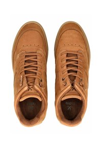 Sneaker in pelle marrone con finitura testurizzata, con punte arrotondate, accenti cuciti e lacci piatti. L'interno presenta un rivestimento scuro.