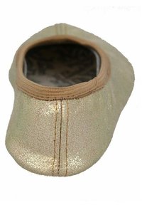 Ballettschuh in metallischem Gold mit strukturiertem Finish. Merkmale sind eine abgerundete Toe, ein elastischer Rand und ein gemustertes Innenfutter.