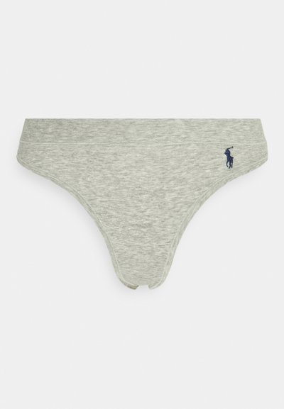 Pelēks kokvilnas tanga apakšveļa ar gludu tekstūru, ar jūras zilā krāsā izšūtu logo kreisajā pusē. Vienkāršs dizains un šaurs josta.