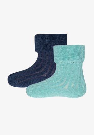 Twee paar gebreide sokken: de ene in donker marineblauw en de andere in lichtblauwgroen. Beide hebben geribbelde patronen en omgevouwen manchet.