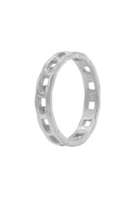 Zilveren metalen ring met een ontwerp van een verbonden ketting met vierkante uitsparingen. Gladde afwerking met een uniforme ronde vorm en gepolijste textuur.