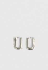 Ασημένια ορθογώνια σκουλαρίκια με λεία επιφάνεια, διακοσμημένα με μία σειρά από ρινοστάτες κατά μήκος της μίας πλευράς. Πολυτελής όμως μινιμαλιστικός σχεδιασμός.