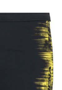Shorts de bain noirs avec un motif dégradé jaune sur un côté, fabriqués en tissu extensible, présentant une texture lisse et une taille élastique.