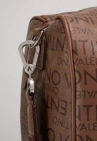 Valentino Bags JORAH - Weekendveske - brown