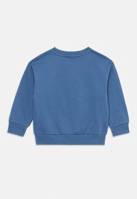 Felpa a maniche lunghe blu con colletto rotondo, con polsini e bordo a coste, vista da dietro su uno sfondo bianco semplice.