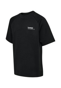 Sort kortærmet T-shirt med rund hals og raglanærmer. Har et hvidt "hummel" logo på den venstre brystlomme. Glat tekstur.