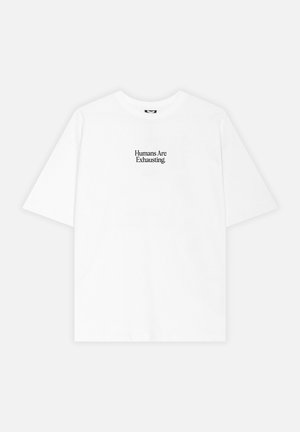 T-shirt blanc à manches courtes avec l'inscription « Humans Are Exhausting. » imprimée en noir, centrée sur la poitrine.