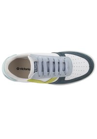 Baskets blanches avec des accents en suède bleu, lacets bleu clair, détail latéral jaune, et logo de la marque sur la languette et la semelle intérieure, vue de dessus.