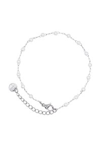 Silberne Kettenarmband mit weißen Perlen, verbunden durch kleine Metallringe, mit einem Karabinerverschluss und einer verstellbaren Kette für die Größe.