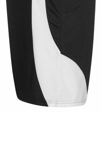Schwarze Sportshorts mit einem weißen, geschwungenen Design, ausgestattet mit einer Netzstruktur und Nähten entlang dem Saum. Atmungsaktiver und leichter Stoff.