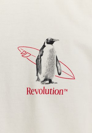 Beige T-Shirt mit einem Schwarz-Weiß-Pinguinmotiv und einer roten surfbrettförmigen Umrandung darüber sowie dem Text "Revolution™" in Rot darunter.