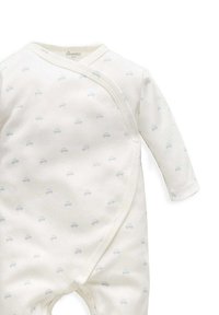 Weißer Babybody mit hellblauen Auto-Mustern, langen Ärmeln, Wickeldesign und Druckknöpfen an der Unterseite und Seite für ein einfaches Anziehen.