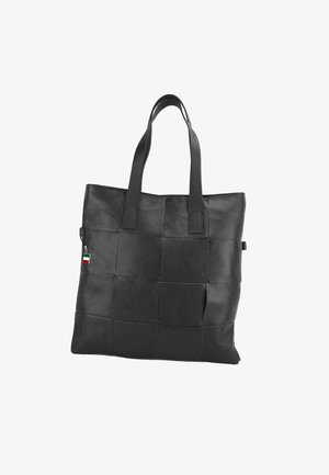 Zwarte leren tote bag met een geweven textuur, twee stevige handvatten en een klein accent van de Italiaanse vlag. Voorzien van een ritssluitingvak aan de zijkant.