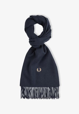 Bufanda azul oscuro con extremos con flecos y un pequeño logo bordado de una corona de laurel beige en el centro.
