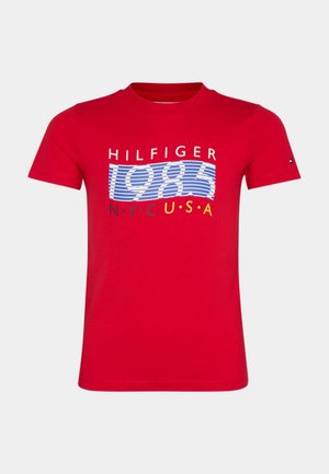 Rotes T-Shirt mit Rundhalsausschnitt und kurzen Ärmeln, auf der Brust mit dem Schriftzug "HILFIGER 1985 NYC USA" und einem blau gestreiften Grafikmotiv.