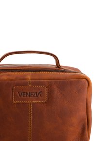Brun lædertaske med en top-håndtag, der har en lynlås, synlige syninger og en mærket plett med teksten "VENEZIA." Glat tekstur, rektangulær form.
