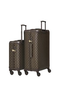 Deux valises rigides marron à motifs avec poignées télescopiques, poignées latérales, quatre roues chacune et serrures à combinaison à l'avant.